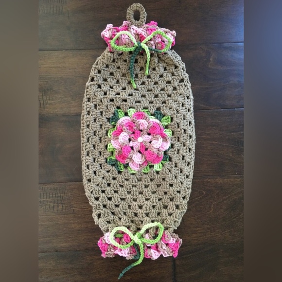 🆕 HANDMADE | Crochet Grocery Bag Holder - Light Brown/Pink-Fuchsia Flower - Picture 1 of 7